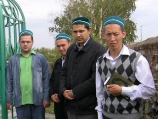 Тюменские мюриды, второй справа лидер общины "Ихсан" Тимур Загиров