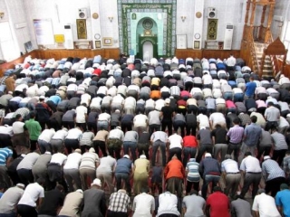 Верующие в мечети Бешим в Бишкеке