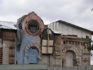 Здание мечети в "заплатках"