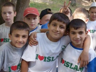 С каждым годом растет число детей в мусульманских лагерях