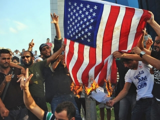 В Тунисе сжигают американский флаг