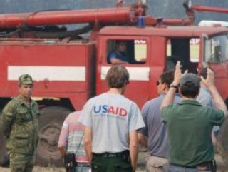 Сотрудники организации помогают в тушении пожаров летом 2010 года