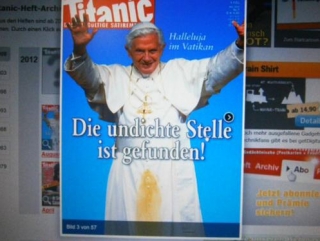 Журнал "Titanic" выпустил свой номер с изображением папы в замаранной сутане