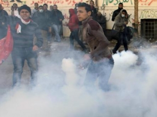 Вымывая американский слезоточивый газ из глаз египетские подростки наверняка были удивлены, что Америка поддерживает демократию на Ближнем Востоке, - считает Дж. Ассандж