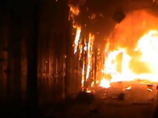Непрекращающиеся бои спровоцировали пожар, уничтоживший сотни магазинов на старейшем рынке Сирии
