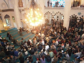 В день открытых дверей мечети Берлина посятили тысячи немусульман