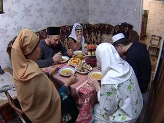 В Курбан-байрам мусульмане собираются за праздничным столом