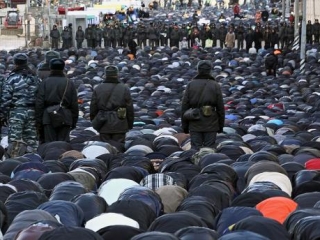 Мусульмане Москвы вынуждены молиться на улицах