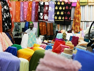 Большинство продающихся в Таджикистан тканей привозят из Объединенных Арабских Эмиратов и Китая. Там они безымянные, а имена политиков им дают уже в Душанбе