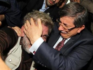 Турецкий министр утешает родственников погибших палестинцев