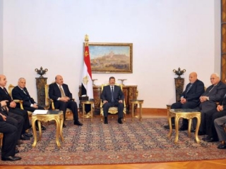 Мурси и судьи. Фото: Аль-Джазира
