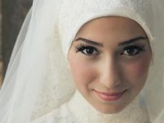 Верующие женщины и мужчины обслуживаются в салоне раздельно и с соблюдением требованием ислама