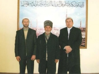 Слева на право: Атмурзаев Тахир-хаджи, Тилов Зулкарини-хаджи, Асланбеков Мухаммад-Хусейн хаджи