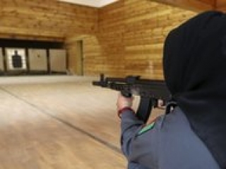Афганская женщина-полицейский на стрельбище