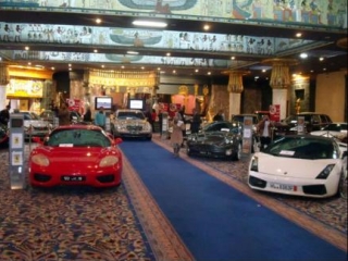 Представленные на выставке дорогие автомобили изготовлялись по заказу семьи экс-президента Туниса