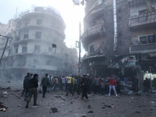Жители ищут пострадавших после ракетного удара по одному из кварталов Алеппо. Фото: «Аль-Джазира»