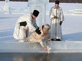 Обряд освящения воды на одном из российских водоёмов