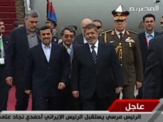 В аэропорту иранского руководителя встретил президент Египта Мухаммед Мурси