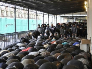 Мусульманская молодежь Санкт-Петербурга молится в любых условиях