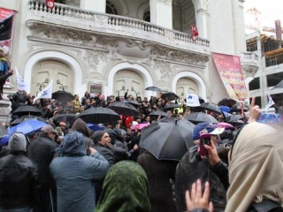 Непогода не помешала митингу. Фото: «Аль-Джазира»