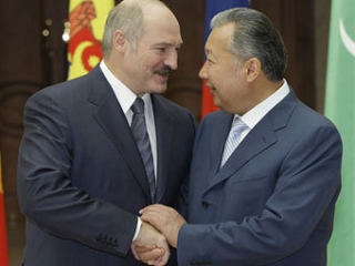 Президент Белоруссии с экс-президентом Киргизии