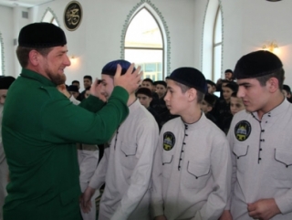 Глава Чечни с выпускниками Центароевской школы хафизов в 2012 году