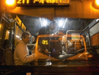 Израиль пересаживает палестинцев на отдельный транспорт