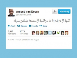 На странице ван Дурна в Твиттере появилось сообщение на арабском языке: «я свидетельствую, что нет божества, кроме Аллаха, и Мухаммад – посланник его»