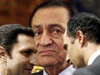 Суд обвиняет Мубарака и его сыновей в миллиардной коррупционной схеме