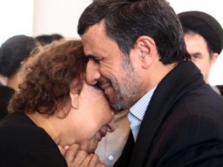 Скандальное фото с Ахмадинежадом и матерью Уго Чавеса
