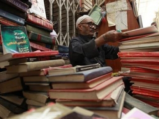 Книжный развал на одной из улиц Багдада