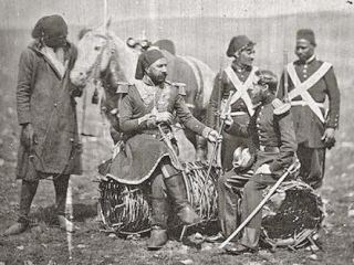 Турецкий генерал Исмаил-паша и британский майор Томпсон среди турецких солдат