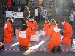 Участники акции в поддержку узников тюрьмы Гуантанамо