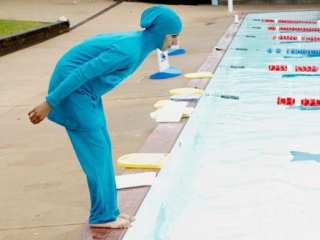 Уроки плавания для школьниц-мусульманок в Швейцарии теперь обязательны