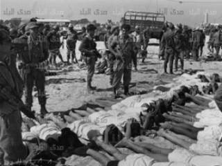 Пленные египетские военнослужащие лежат на раскаленном песке