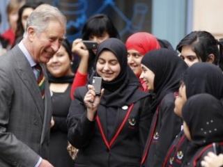 Принц Чарльз с девочками-мусульманками