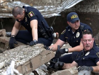 Полицейские разбирают завалы в поисках раненных