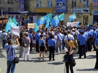 Акция протеста перед российским консульством в Симферополе