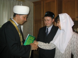 Татарский мулла проводит обряд никяха (бракосочетания). Фото: royal-wedding