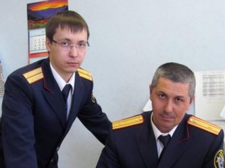 Лучшим следователем-криминалистом Республики Коми по итогам 2012 года признан татарин Вагиз Низеев (справа). Фото: Усинская новь