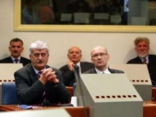 Ядранко Прилич (в первом ряду справа) и его подельники перед трибуналом