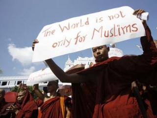 У буддийского саньяси (монаха) плакат- «Этот мир не только для мусульман»