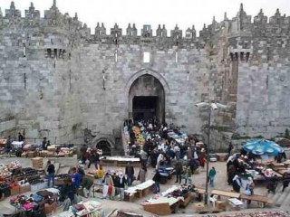 Дамасские ворота, выходят в Восточный Иерусалим. Перед ними всегда шумный восточный базар.