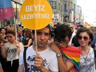 Десятки людей приняли участие в т.н. «Параде гордости» в Стамбуле