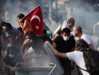 Акции протеста возвели баррикады на улицах, ведущих к Гези