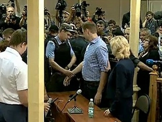Навального и Офицерова взяли под стражу в зале суда (фото: Ъ)
