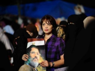 Лица сторонников свергнутого президента Мухаммеда Мурси