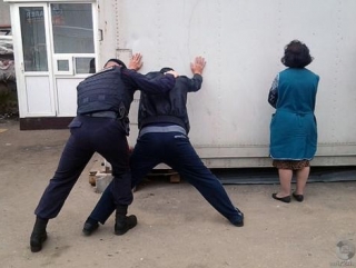 После посягательства на жизнь полицейского на московских рынках прошли облавы