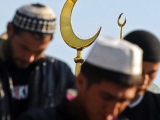 При прохождении металлодетектора на подходе к месту молитвы мусульмане должны будут предъявить паспорт