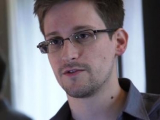 Разоблачитель ЦРУ Эдвард Сноуден получил убежище в России